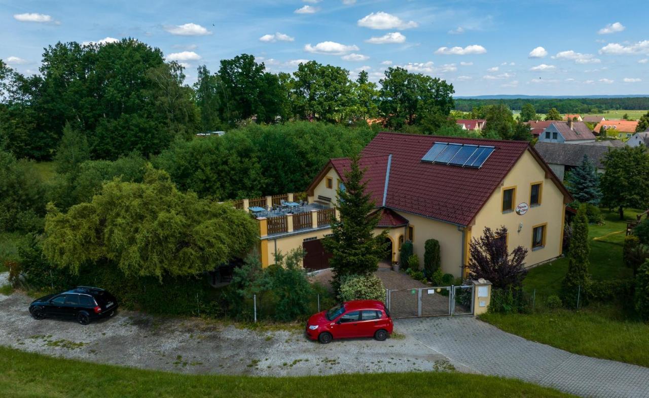 西科拉膳食公寓酒店 Třeboň 外观 照片